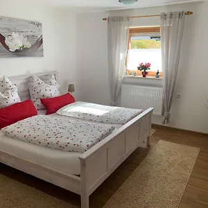 Apartment Vier-zimmer-wohnung Mit Garten Zwischen Salzburg Und Koenigssee, Ainring